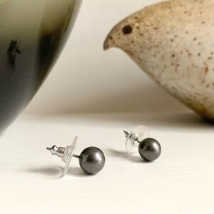 vintage ‘80s large grey pearl stud earrings